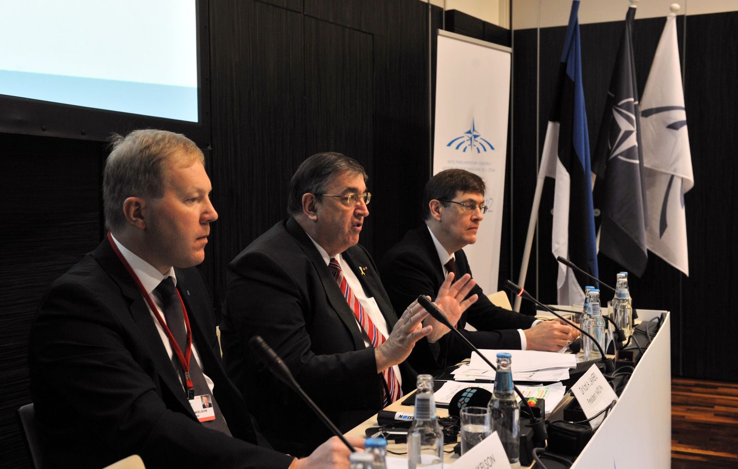 NATO PA Eesti delegatsiooni juht Marko Mihkelson, assamblee president Karl Lamers ja peasekretär David Hobbs istungit tutvustanud pressikonverentsil.
