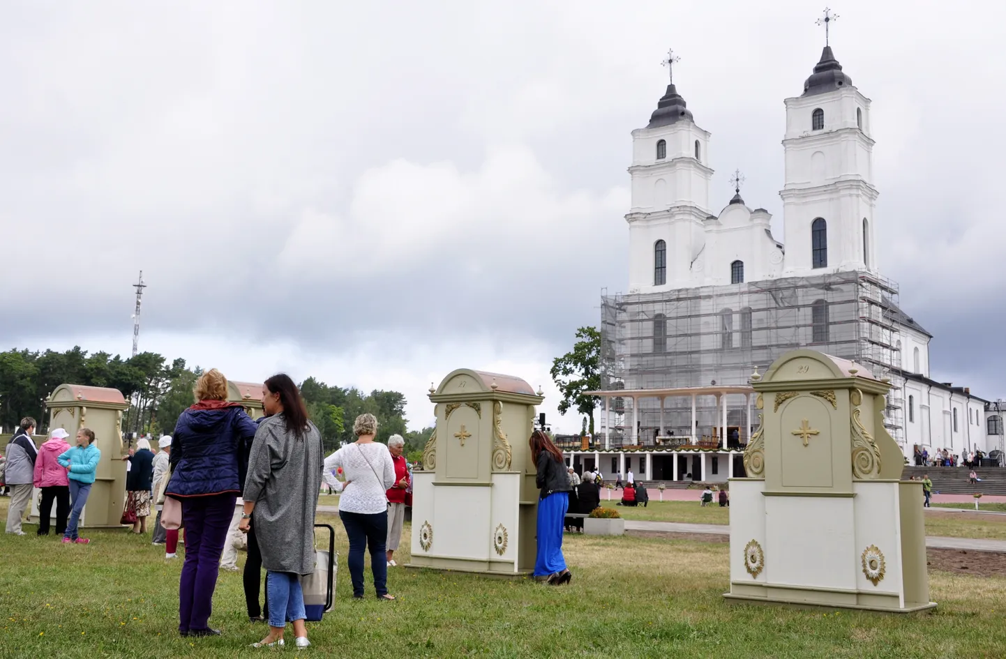 Grēksūdzes kabīnes Vissvētākās Jaunavas Marijas Debesīs uzņemšanas svētku laikā Aglonā.