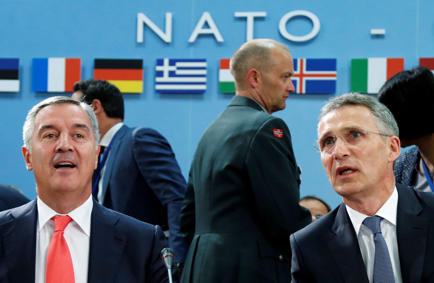 Montenegro ekspeaminister Milo Đukanović (vasakul) ja NATO peasekretär Jens Stoltenberg mullu mais NATO peakorteris.