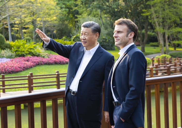 Генеральный секретарь Коммунистической партии Китая Си Цзипин и президент Франции Эммануэль Макрон вместе в провинции Гуаньдонг, Южный Китай. 7 апреля 2023.