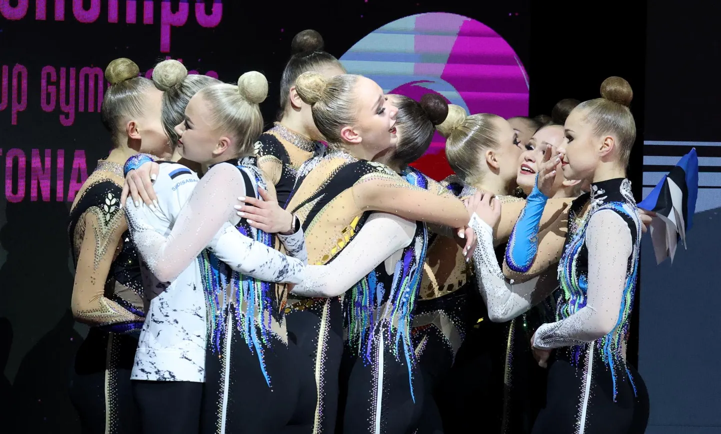 Võimlemisklubi Rütmika rühm «Siidisabad» pärast koduseid maailmameistrivõistlusi. Nüüd kandideerivad nad Tartu 2024. aasta parima võistkonna tiitlile.