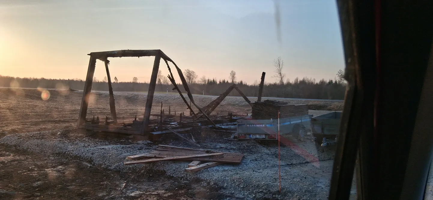 Mais tööd alustama pidanud taluturu kioskist jäid pärast põlengut alles vaid tukid.