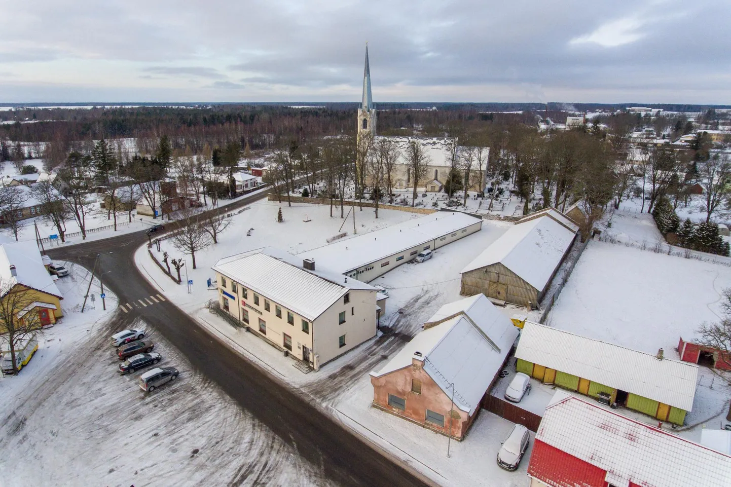 Järva-Jaani Konsum/Ehituskeskus laieneb hoovipinna arvel ja need kõrvalhooned, kus praegu asuvad ladu ja taaraautomaat, lähevad lammutamisele.