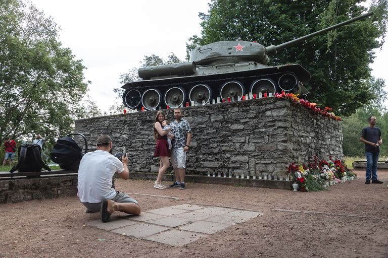Narva omavalitsus on võtnud tanki teisaldamise enda peale.