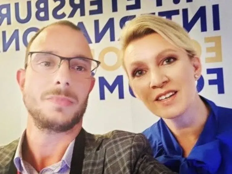 Пропагандист Андреа Лучиди, который 18 марта столкнулся с проблемами на эстонско-российской границе, показывает Марии Захаровой, как она выглядит в зеркале на самом деле.