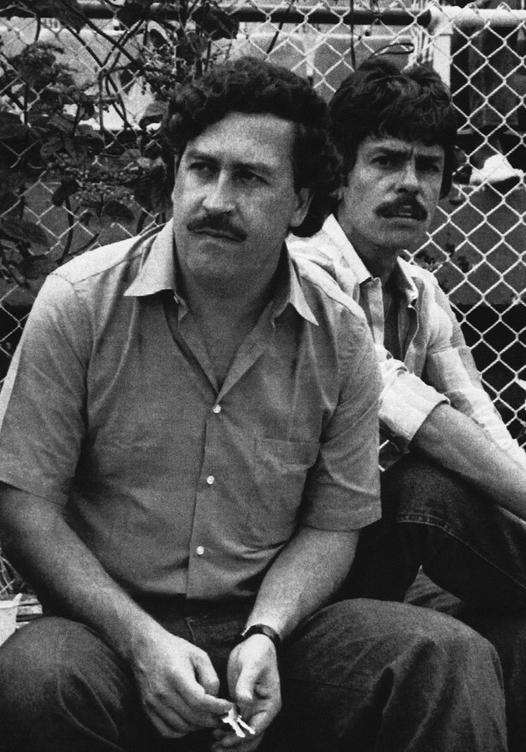 Colombia Medellini narkoboss Pablo Escobar (esiplaanil) vaatamas 1983. aastal jalgpallimatši