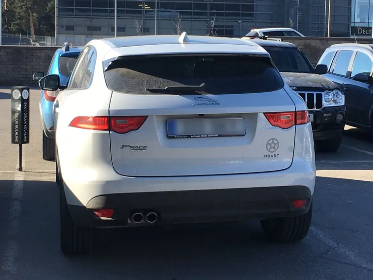 Alari Kivisaar vurab ringi uue autoga