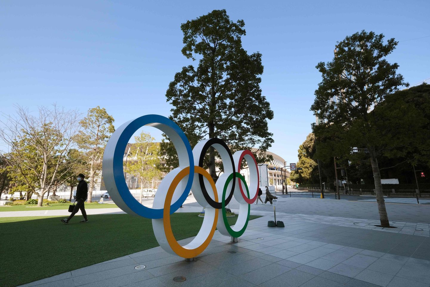 Olümpiarõngad Tokyo rahvustaadioni lähistel.