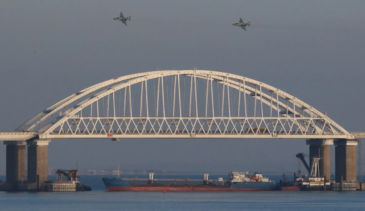 Krievijas tankkuģis bloķē Kerčas jūras šaurumu pie Krimas tilta.