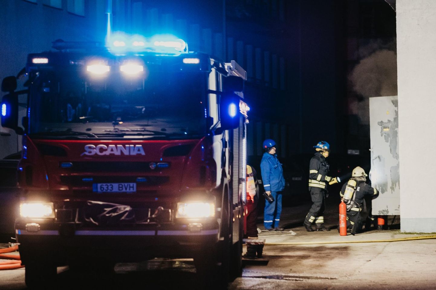 Pärnus Riia maanteel puhkes kaupluses tulekahju.