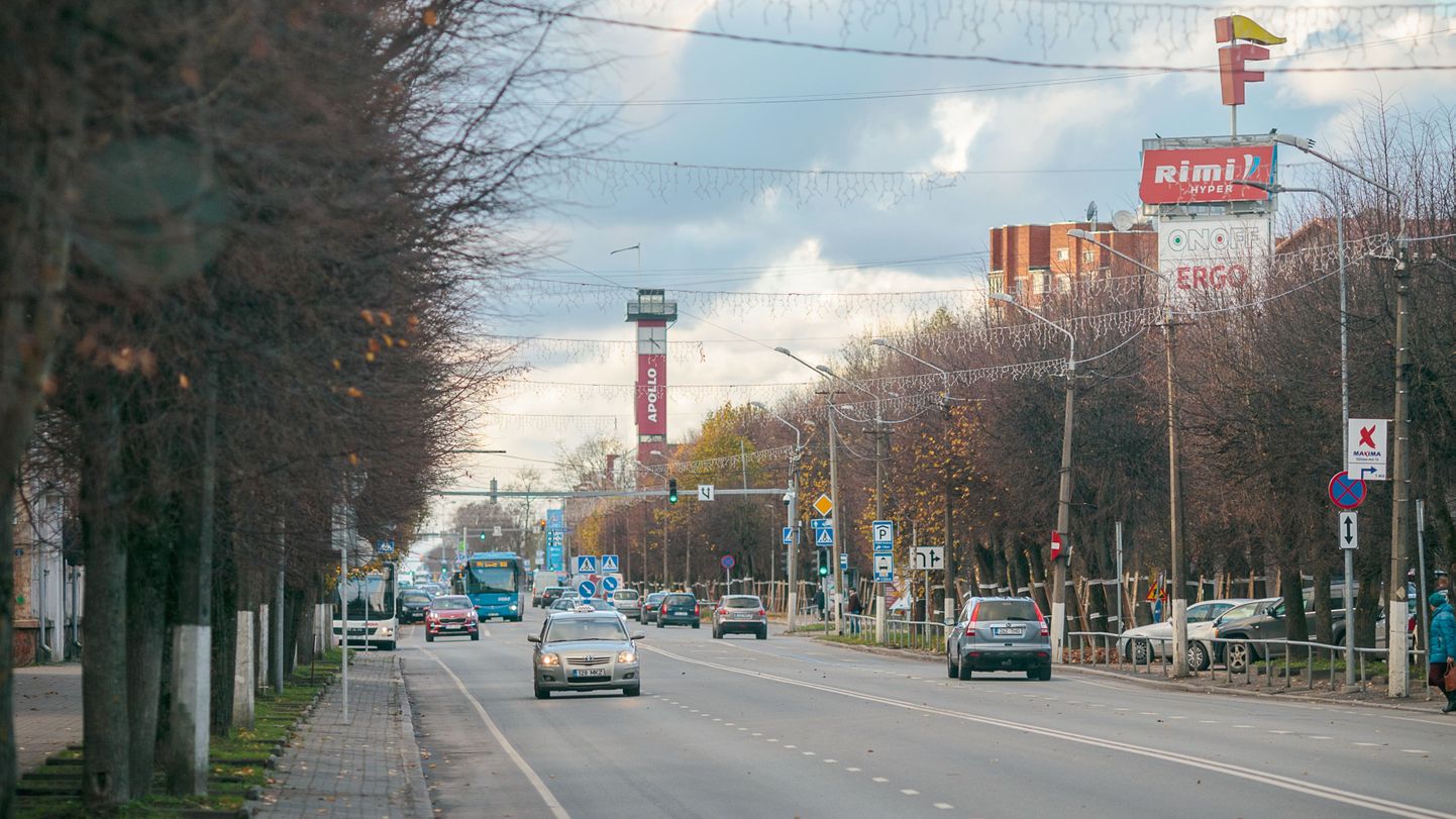 Tallinna maantee Narva linnasüdames: valgustid ja tugipostid ning muud taristuelemendid, aga ka muruplatsid ja puud on juba ammu ning kõvasti vananenud.