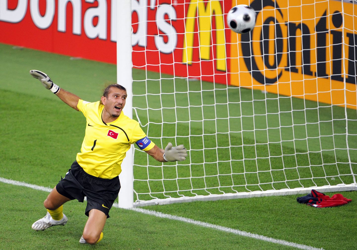 Türgi väravavaht Rüstü Recber oli Basitan Schweinsteigeri löödud palli võimatu tõrjuma.