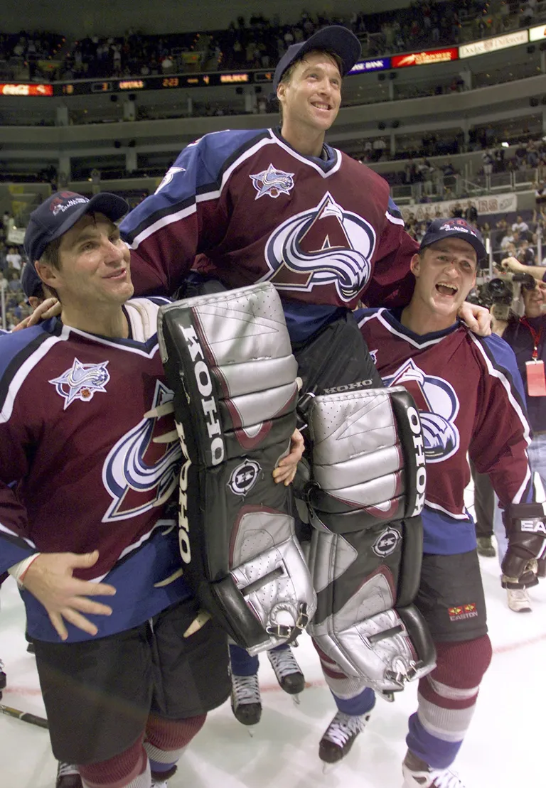 Ray Bourque (vasakul) koos Patrick Roy' (keskel) ja Adam Foote'iga 2001. aastal Colorado Avalanche'i särgis Stanley karikavõitu tähistamas.