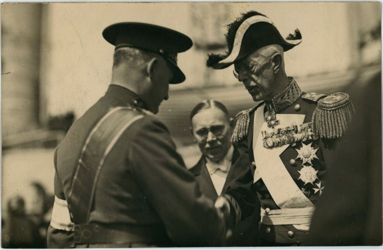 Генерал Лайдонер приветствует короля Швеции Густава V. На заднем плане государственный старейшина Аугуст Рей, 1929 год.
