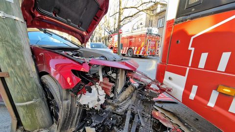 Tartus põrkasid kokku sõiduauto ja linnaliinibuss