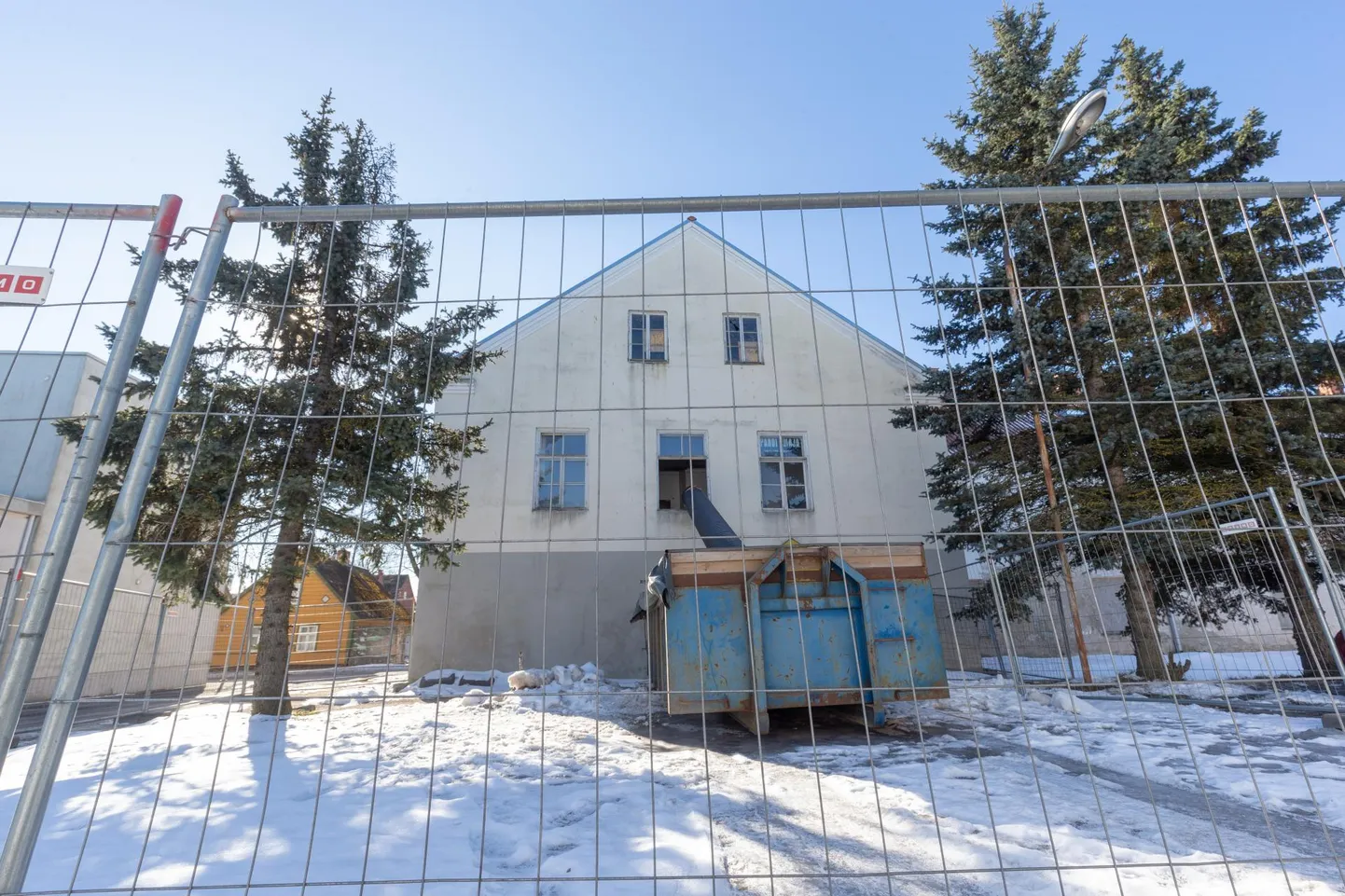 Centrumi ja kultuuriakadeemia vahel asuvas vanas hoones võis märtsi algul näha ehitajaid, kes ruume seest puhastasid. Maja renoveerimiseni pole seni jõutud.