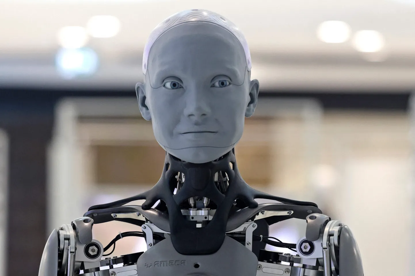 Tehisintellektiga varustatud robot Ameca astub televaatajate ette.