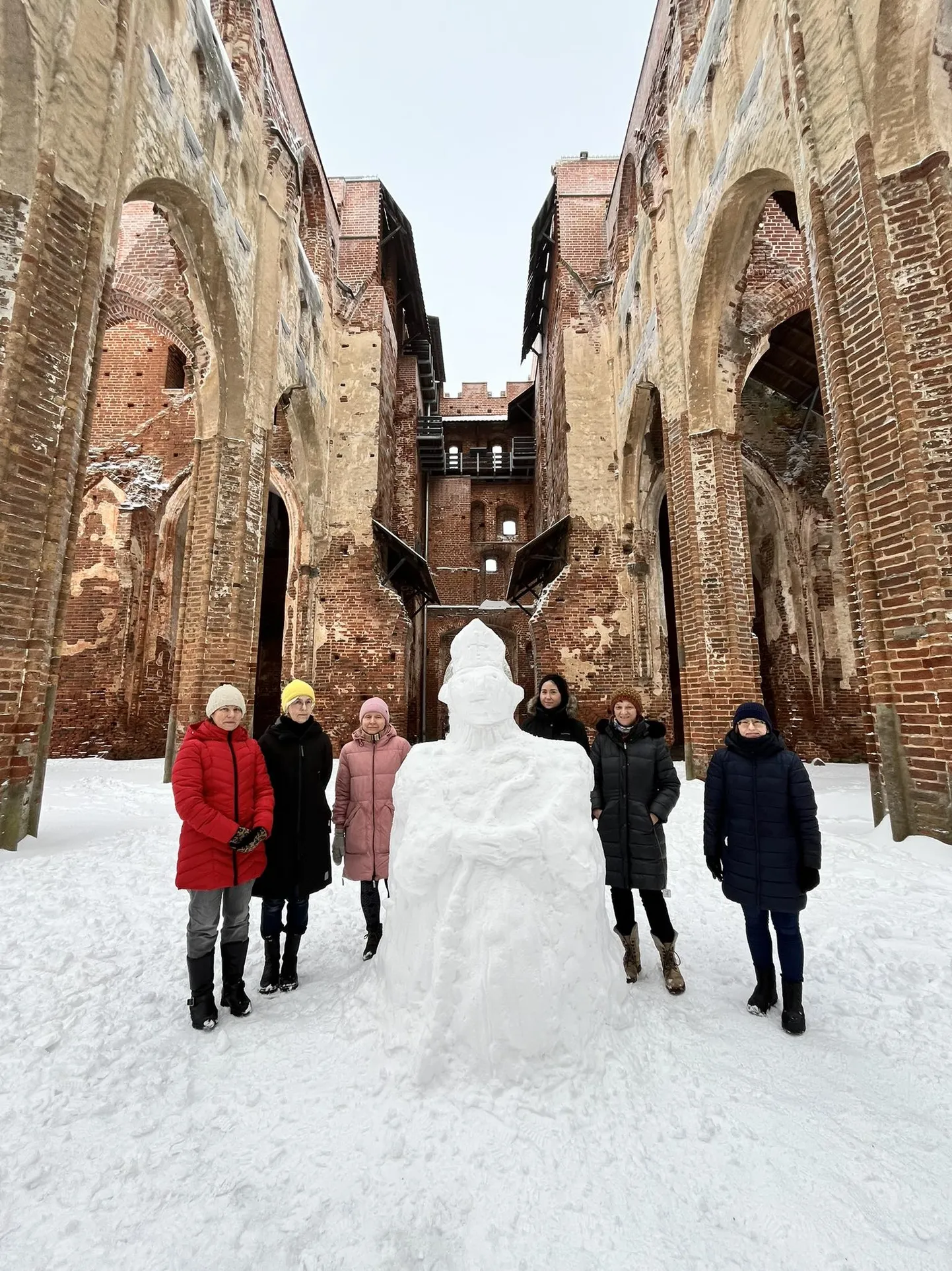 Tartu ülikooli muuseumi töökas pere vormis lumest piiskop Hermanni.