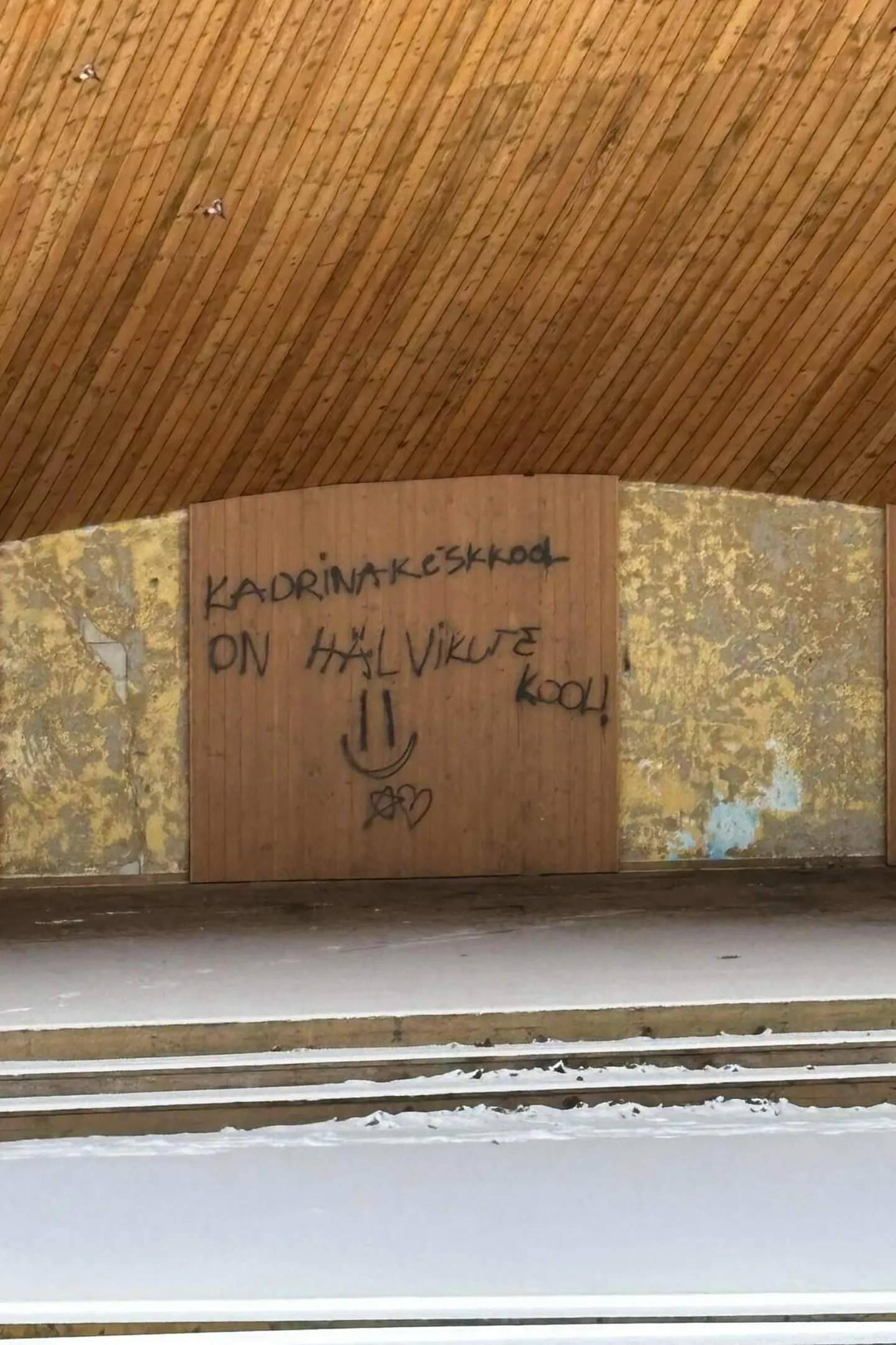Kadrinas on laululava seintele kantud mitmesuguseid fraase ja joonistusigi.