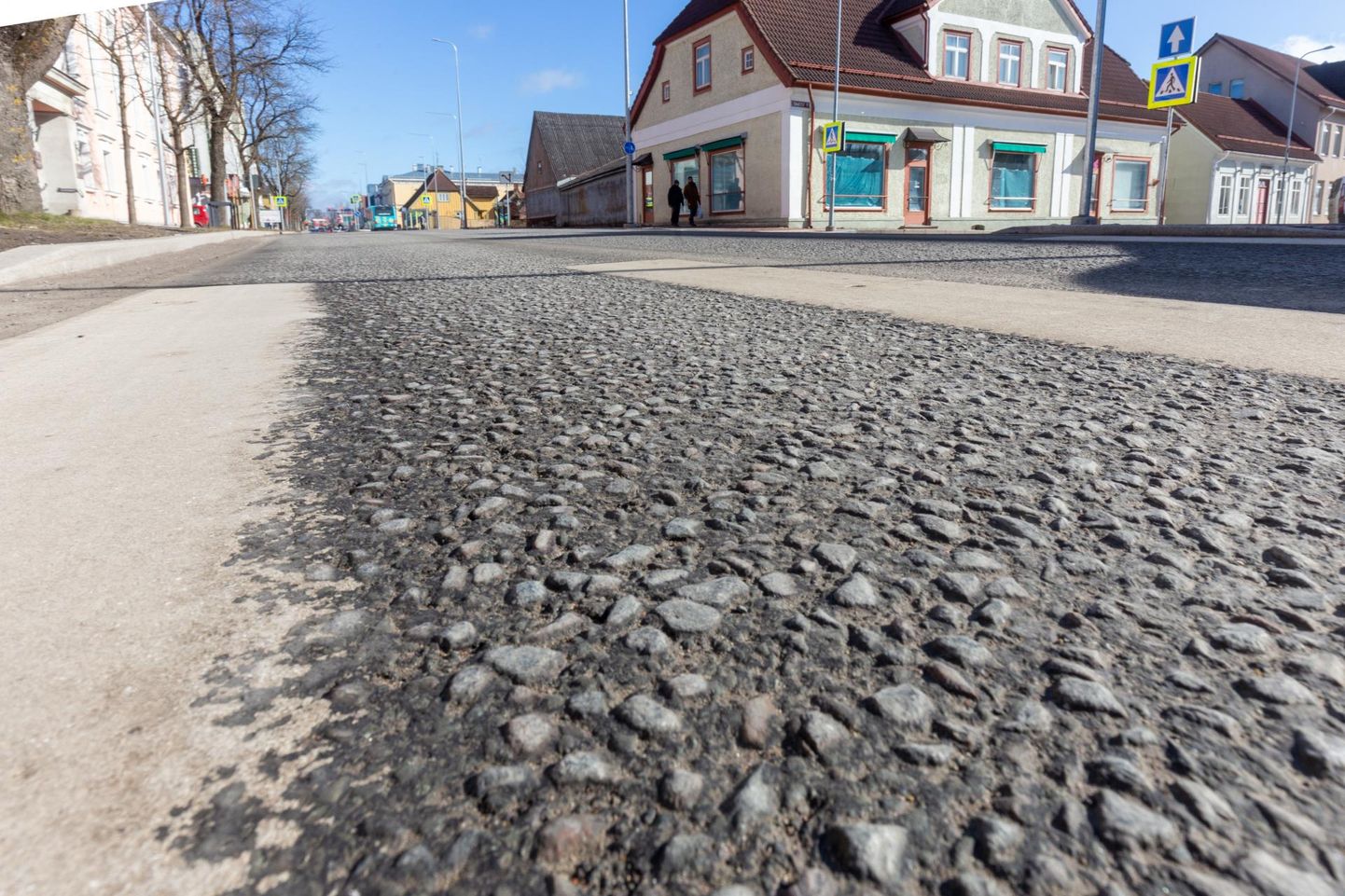 Mullu asfalteeritud Tallinna tänaval on sõidujäljed talve järel krobeliseks kulunud. Pilt on tehtud Tartu tänava ristmiku lähedal ülekäigurajal.