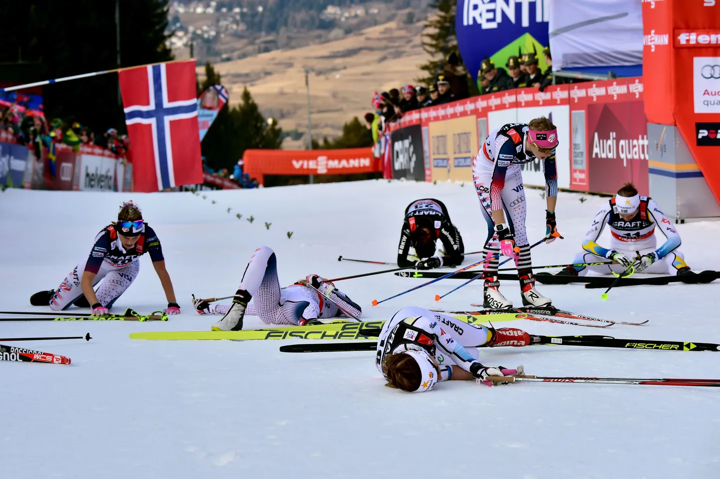 Väsinud suusatajad pärast karmi Tour de Ski lõputõusu.