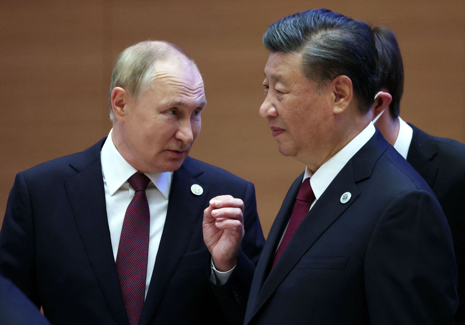 Venemaa president Vladimir Putin ja Hiina president Xi Jinping rääkimas Shanghai Koostööorganisatsiooni juhtide tippkohtumisel Usbekistanis Samarkandis 16. septembril 2022. aastal.