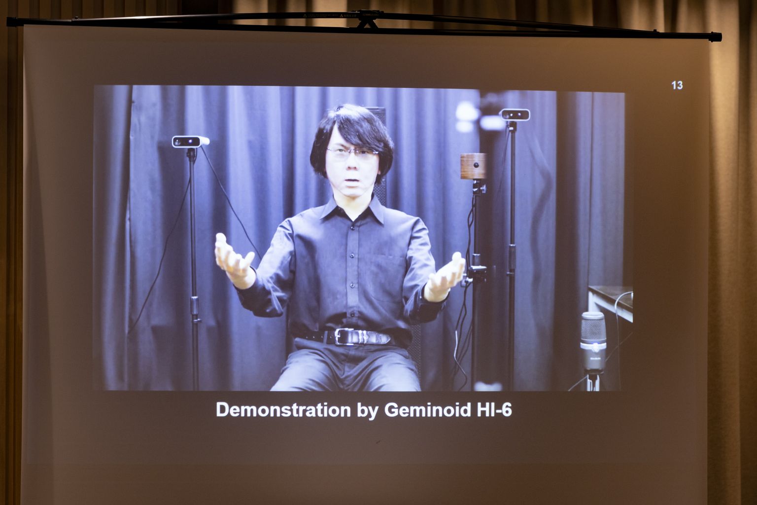 Osaka ülikooli professor Hiroshi Ishiguro suhtleb robotite ja avataridega
