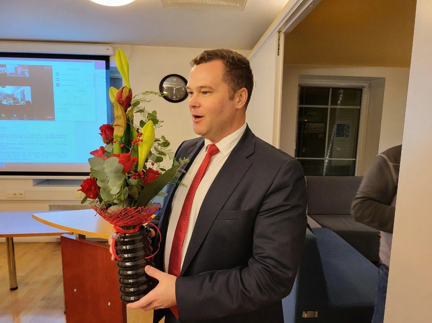 16. novembril seati Valdo Helmelaid Järva vallavolikogus üles vallavanemakandidaadiks, kuid vallajuhiks valiti Toomas Tammik. Neljapäeval läks Helmelaidil (pildil) Tapa vallavolikogus paremini ja temast sai Tapa vallavanem.