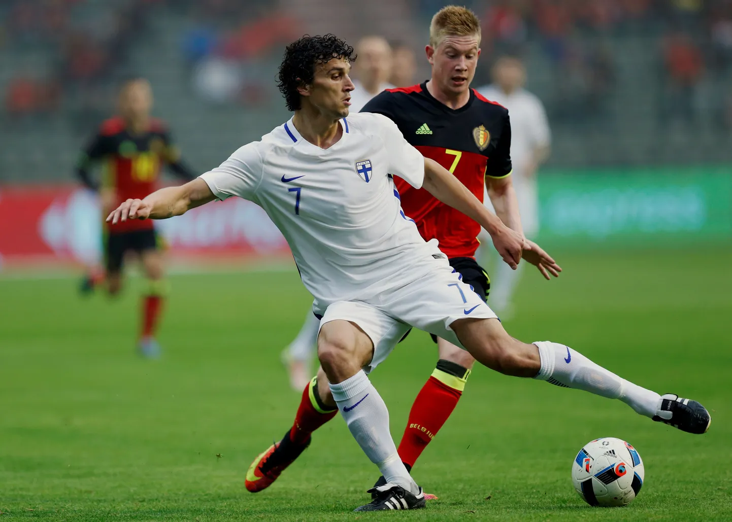 Roman Eremenko ja Kevin De Bruyne (taga).