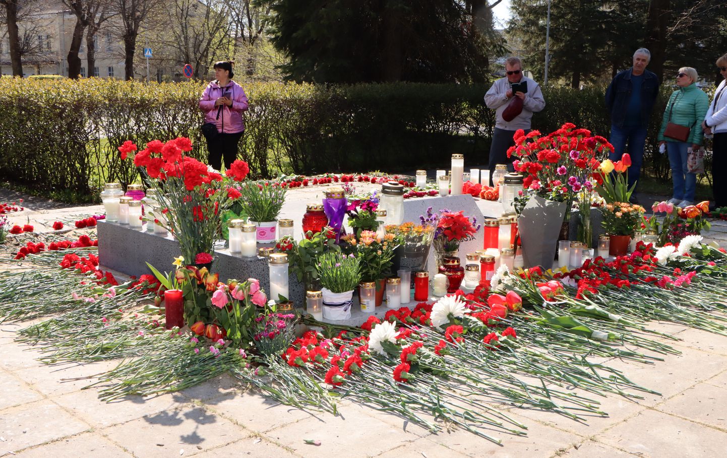 Kohtlajärvelased tõid mälestusmärgi endisesse asukohta lilli varahommikust saati.
