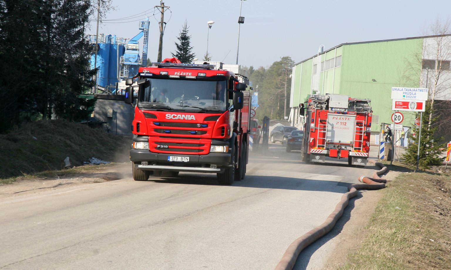 Päästeautod on Uikala prügilas sagedased külalised. Juuresolev pilt on tehtud mullu aprillis, kui seal oli järjekordne põleng.