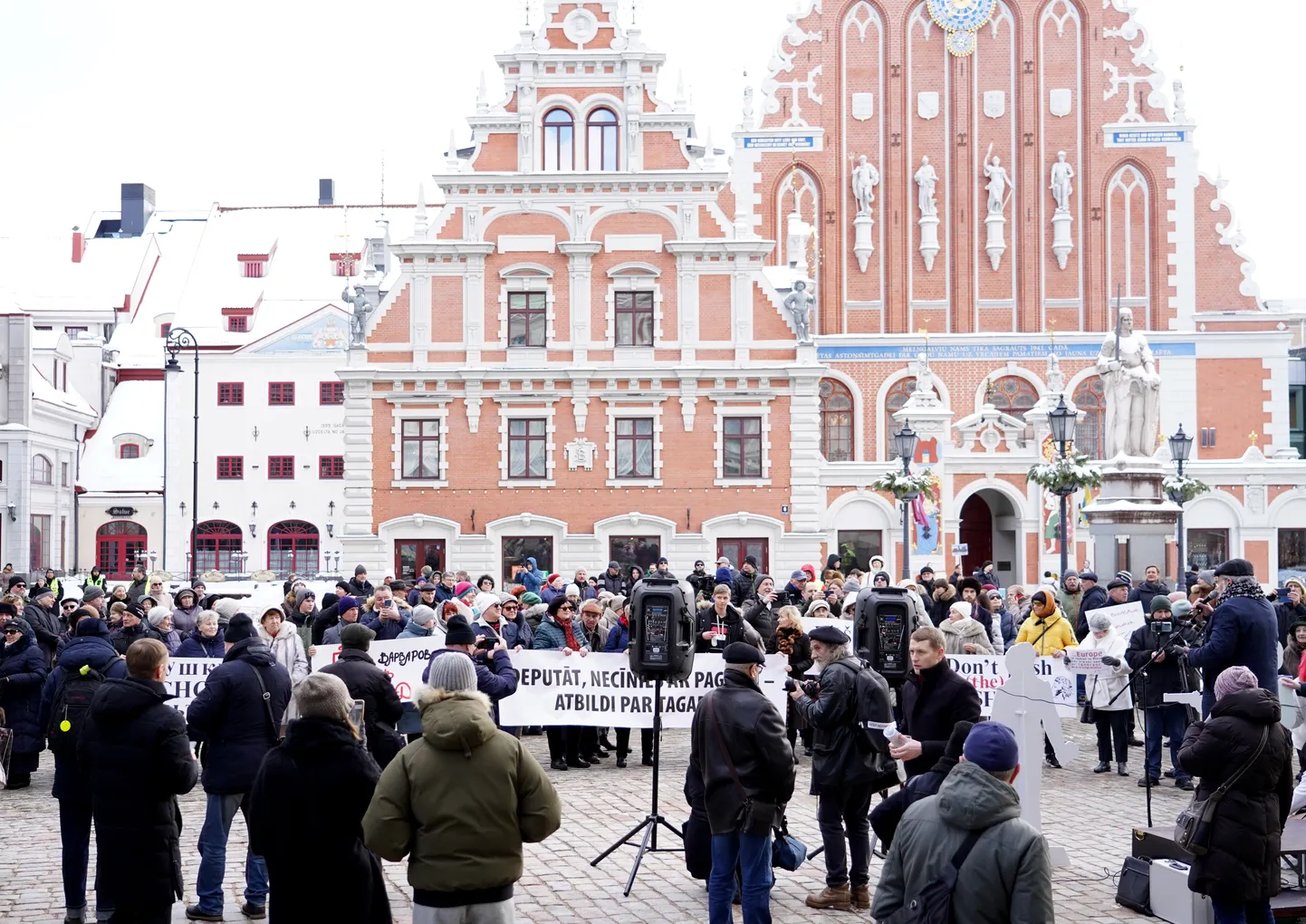 Протест на Ратушной площади против демонтажа памятника Пушкину.