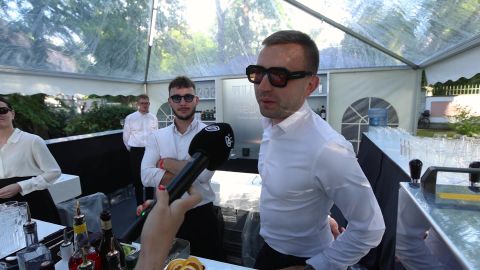 VIDEOREPORTAAŽ ⟩ «Meie töö on nagu suur pangarööv!» Kuidas kulisside taga roosiaia peoks valmistuti ja mida maitsvat külalistele pakuti?