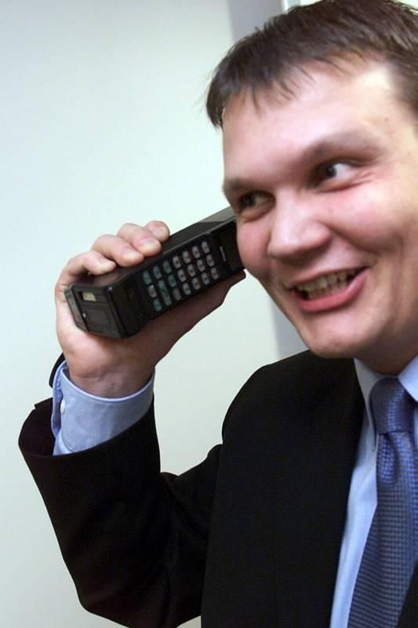 11. detsember 2000: EMT sulges NMT võrgu. Pildil tollane EMT turundusjuht Jüri Teemant vana  NMT-võrgu telefoniga.