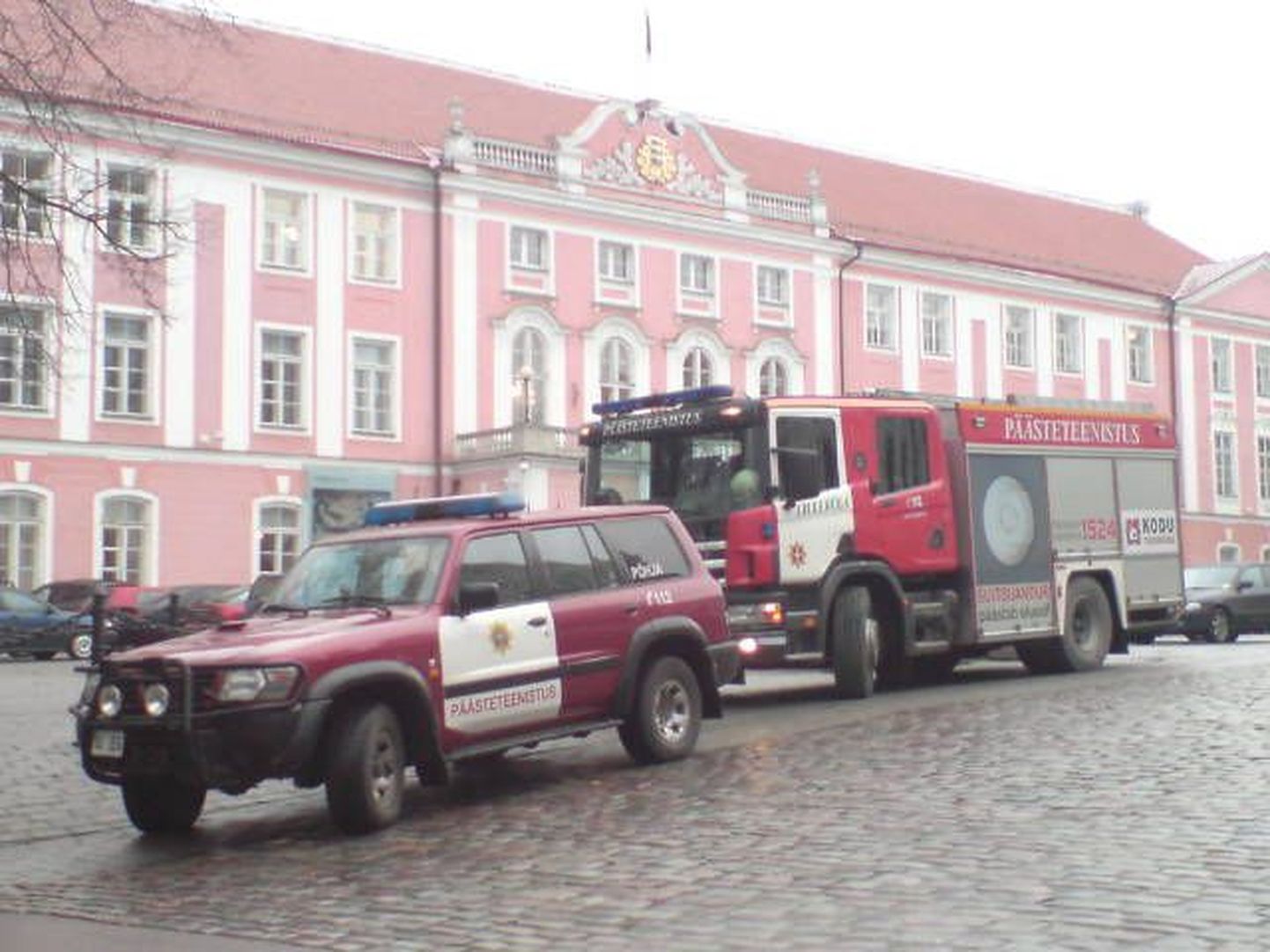 Päästeautod riigikogu hoone ees.