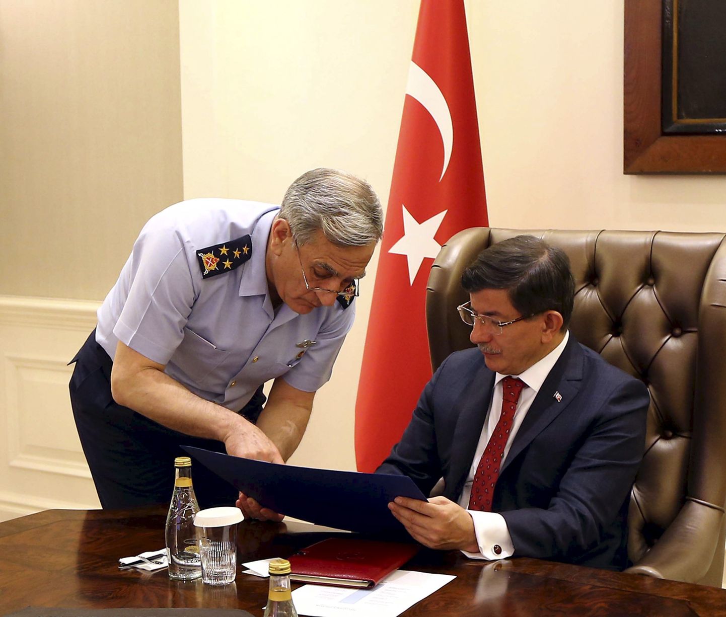 Акын Озтюрк и премьер-министр Турции Ахмет Давутоглу.