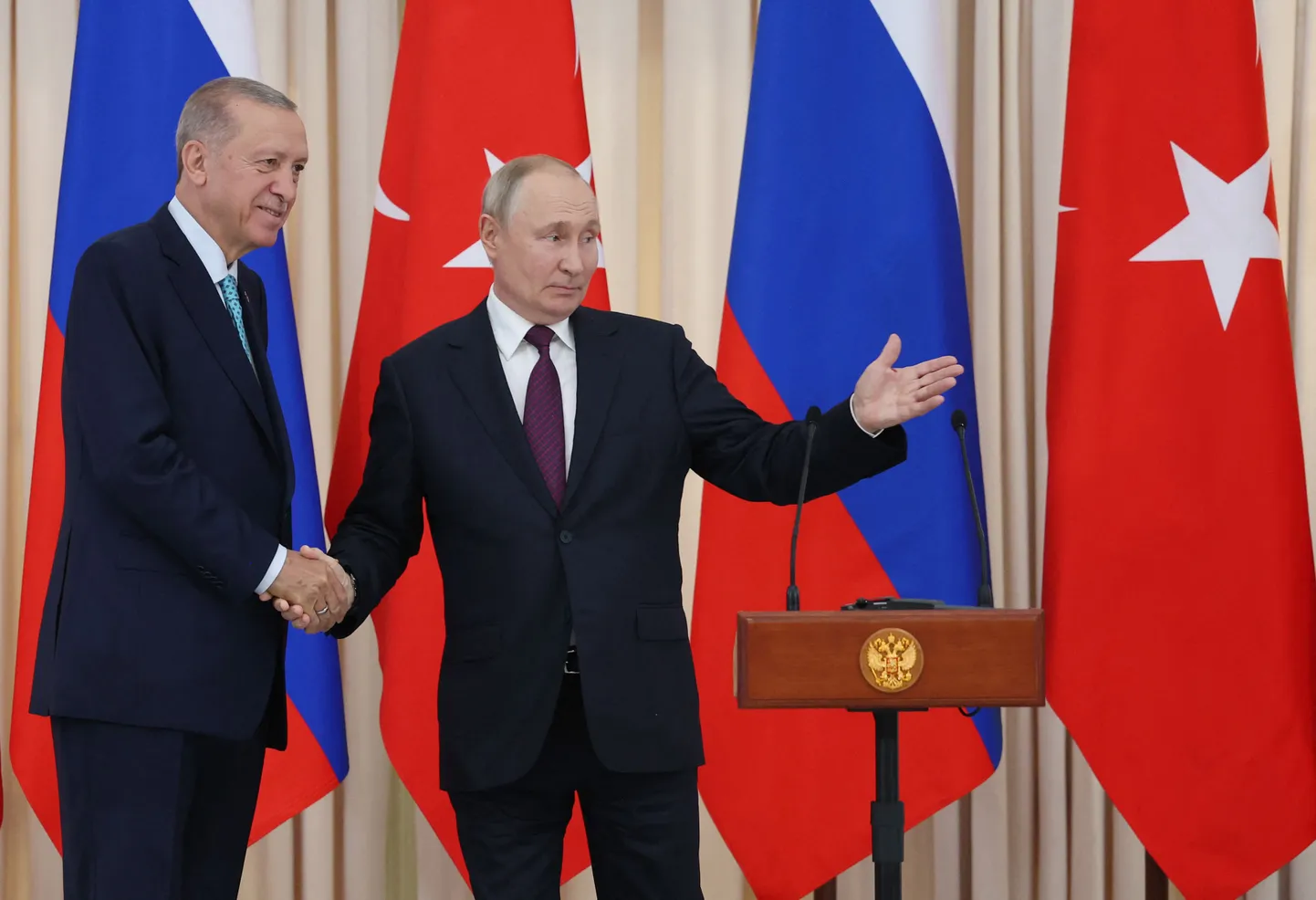 Venemaa valitsejal on keeruline Türki sõita, sest ta ei tunnistau Ukraina riigi ega presidendi legitiimsust. Trumpi vahendatud rahuga tunnetab Moskva, et asetaks USA endast kõrgemale. Fotol Erdogani ja Putini kohtumine 4. septembril 2023.