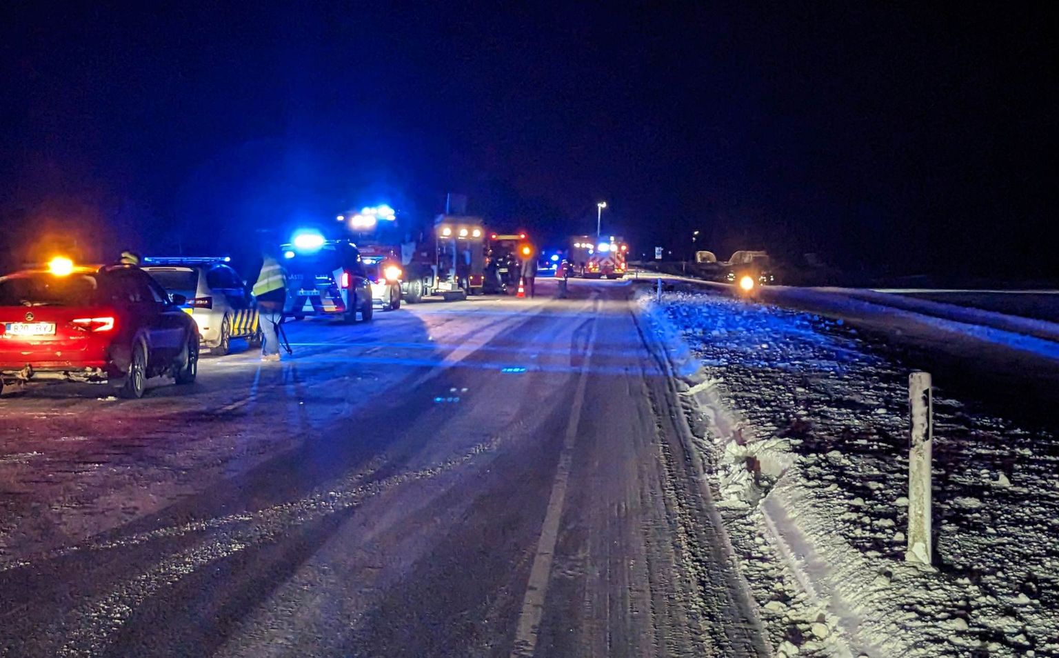Дорожно-транспортное происшествие с тремя погибшими произошло в четверг вечером на 16-м километре шоссе Йыхви-Тарту недалеко от Атсалама.