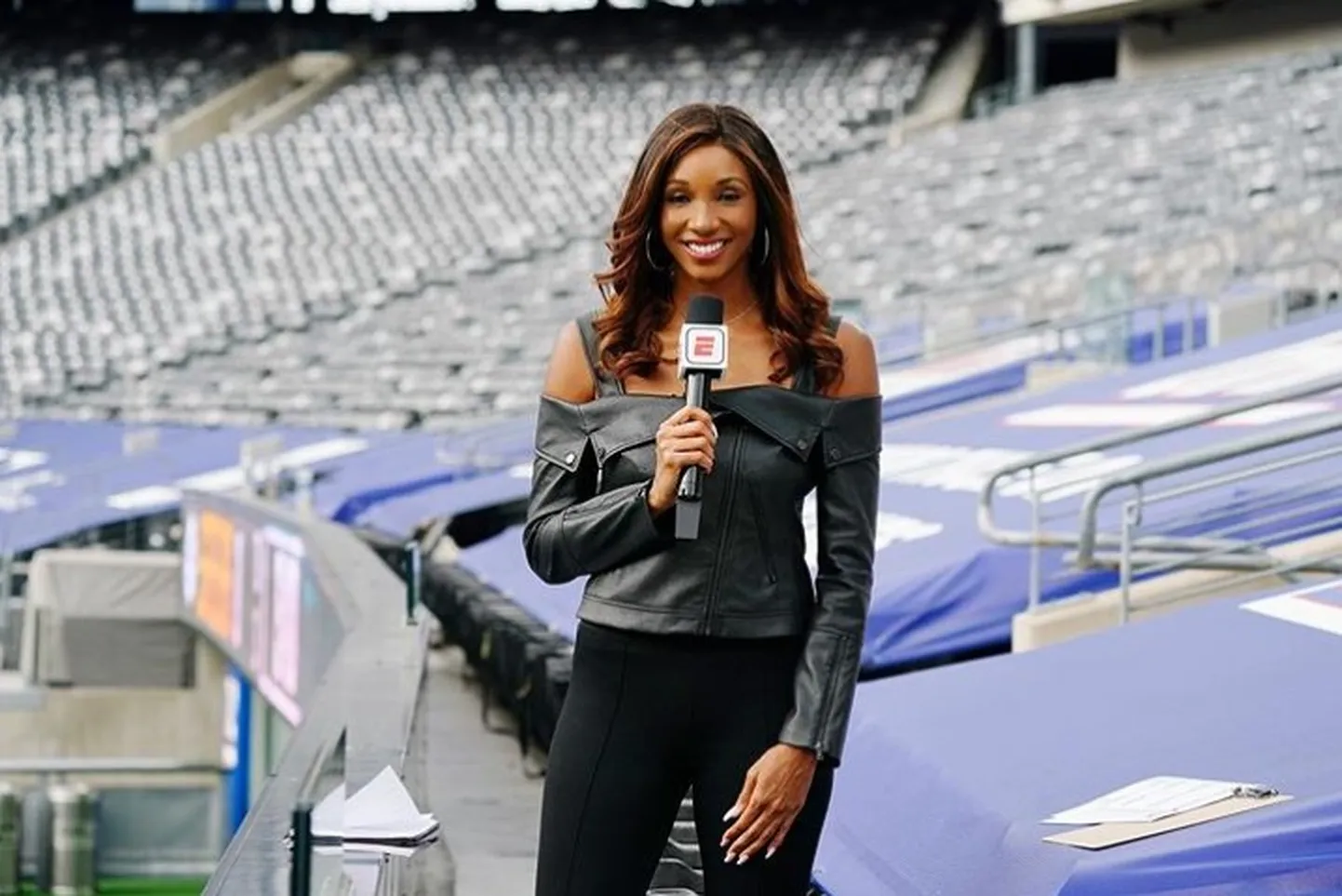 ESPNi spordiajakirjanik Maria Taylor tegi esmaspäeval debüüdi NFLi reporterina, tema välimus küttis kirgi.
