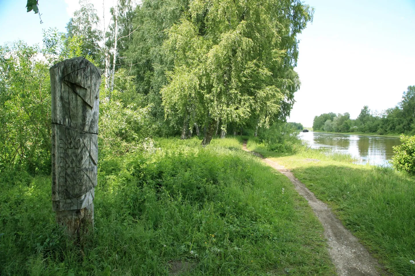 Lagunev puuslik Jänese matkarajal.