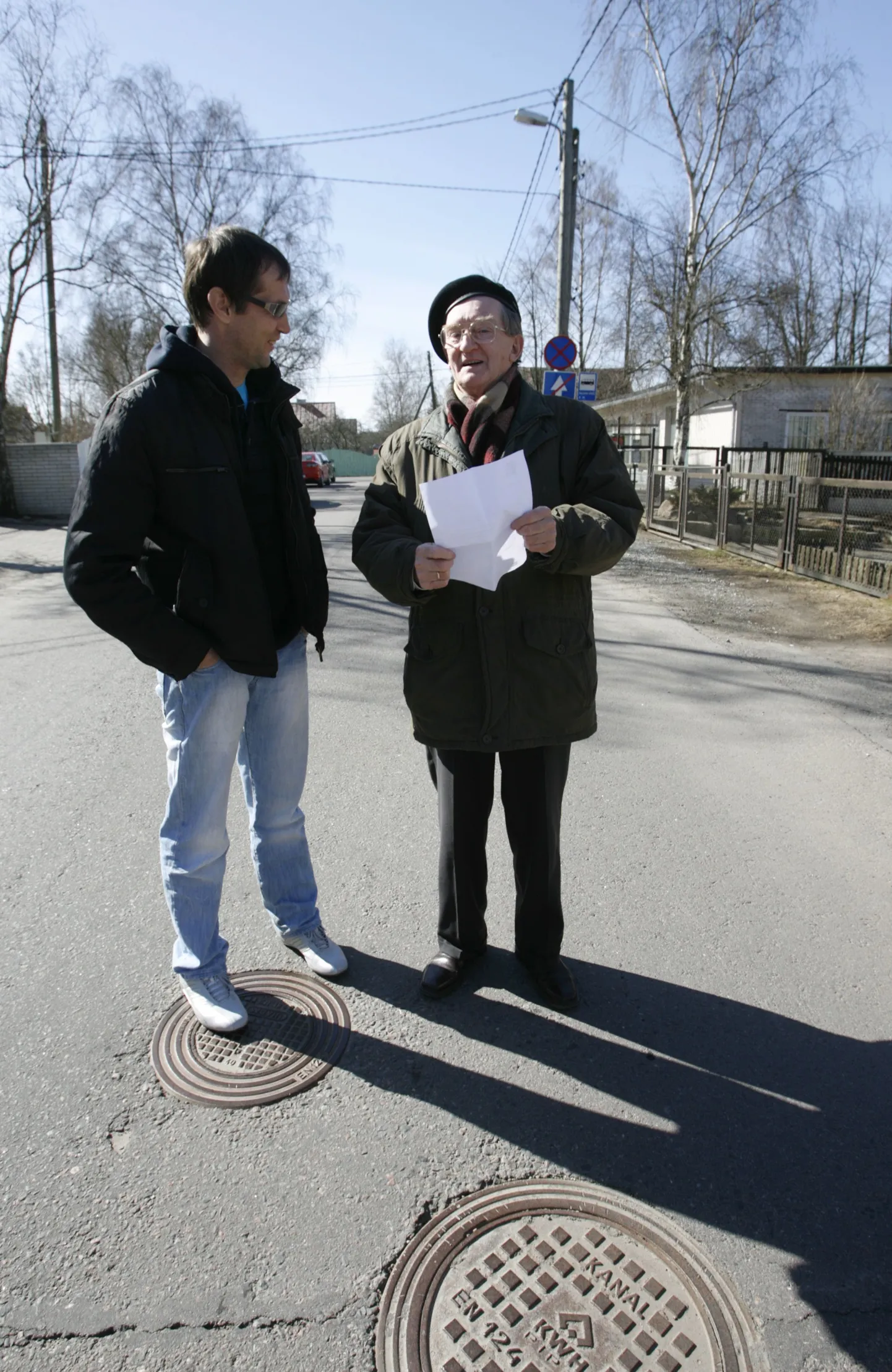 Leete tänava elanikud Ivar Kangro (vasakult) ja professor Mihkel Naams usuvad, et Tallinna Vesi kaevas nende kodutänava, kuhu paar aastat tagasi kanalisatsioonitorud paigaldati, taas üles seetõttu, et maksumaksja raha eest oma varasemat praaktööd parandada.