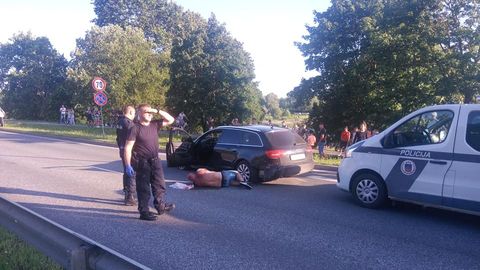 Видео: в Латвии водитель без прав, пытаясь скрыться, сбил полицейского и пострадал сам