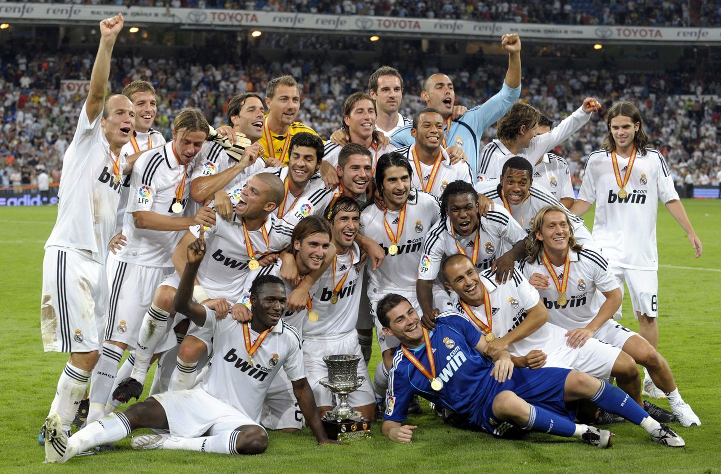 Võidukas Madridi Reali jalgpallimeeskond.