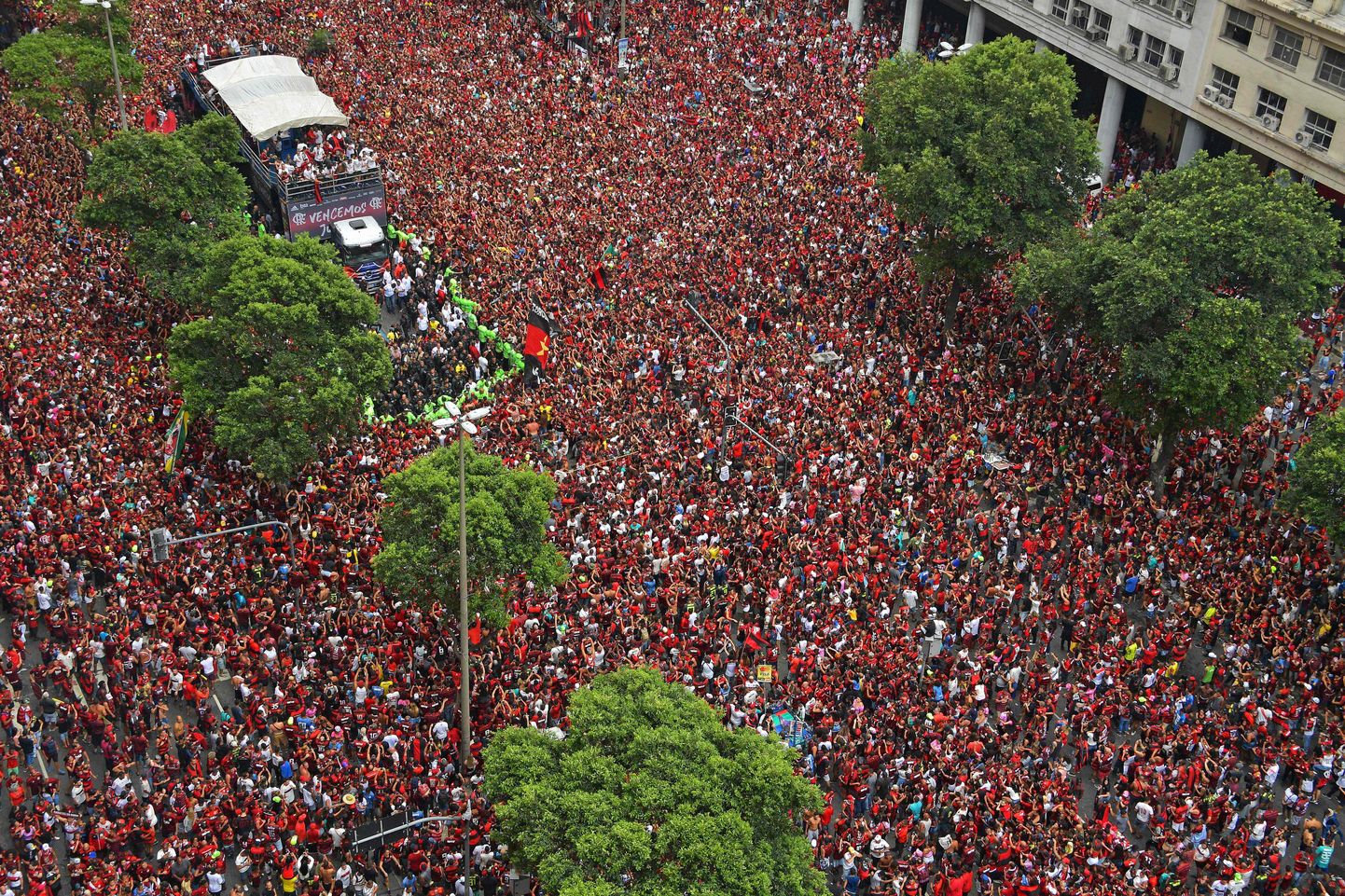 Flamengo fännid meeskonna bussi ümber