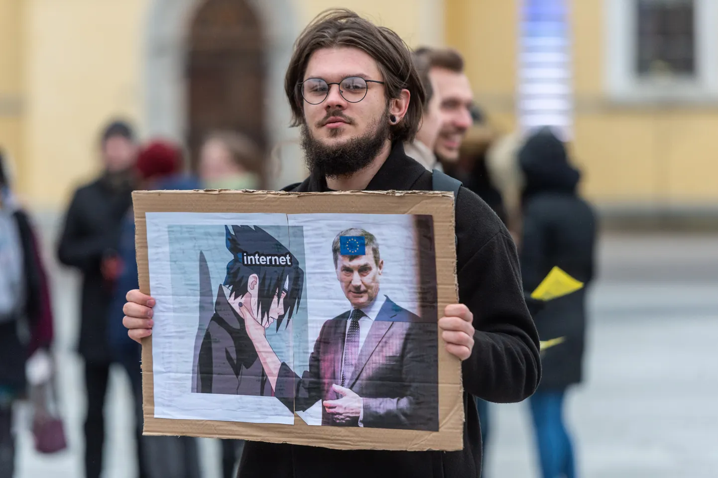 Tallinn 23.03.2019. Netiaktivistide meeleavaldus Vabaduse väljakul. 
Sarnaselt teistele Euroopa linnadele tulid inimesed ka Tallinnas laupäeval tänavale, et protestida järgmisel nädalal Euroopa Parlamendis hääletusele tuleva autoriõiguste direktiivi vastu.