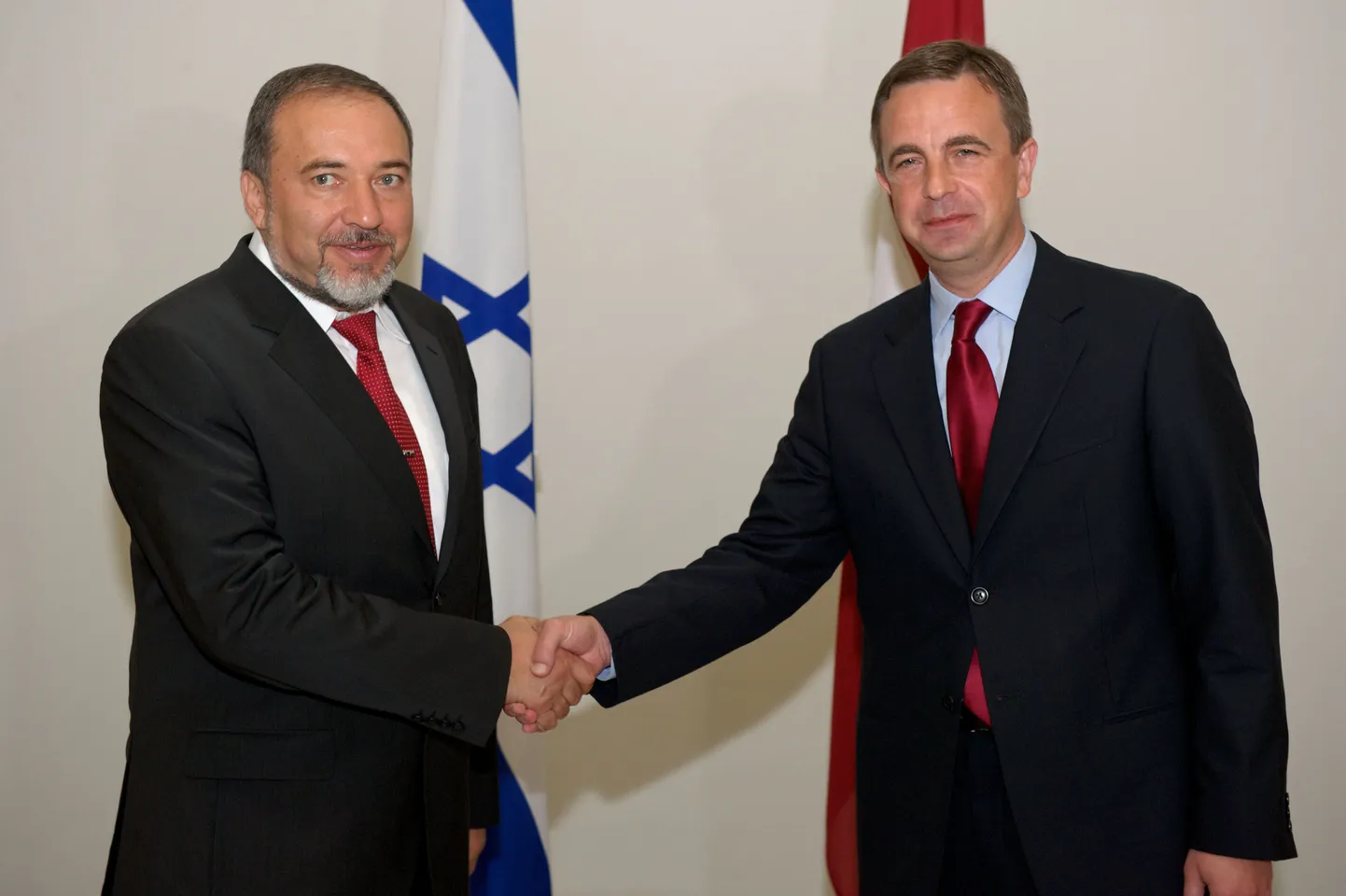 Iisraeli välisminister Avigdor Lieberman (vasakul) koos Läti tollase välisministri Aivis Ronisega. Foto pärineb aastast 2010.