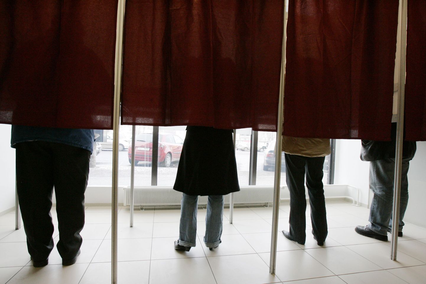Valijad hääletuskabiinides.