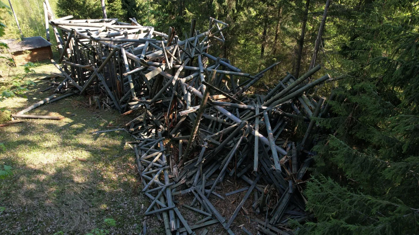 25 meetri kõrgune vaatetorn kukkus pühapäeva õhtul pikali.
