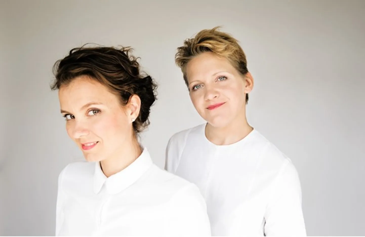 Pianiste Amandīne Savarī (priekšplānā) un vijolniece Vineta Sareika