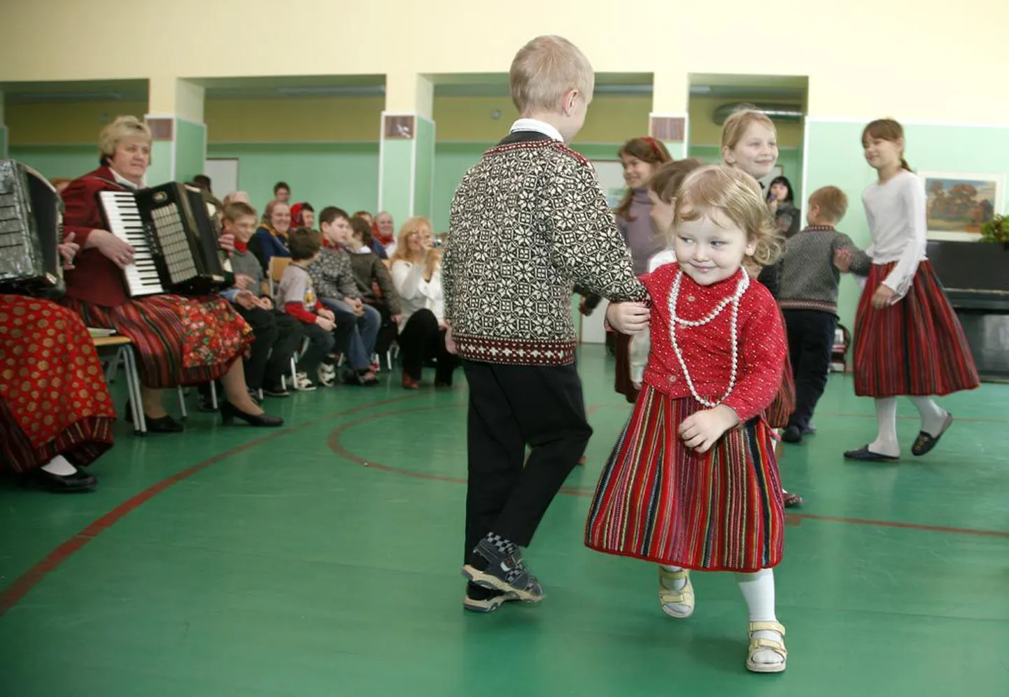 Kihnu kooli direktor Lea Jõgisuu mängis akordioni ja lapsed lõid tantsu.